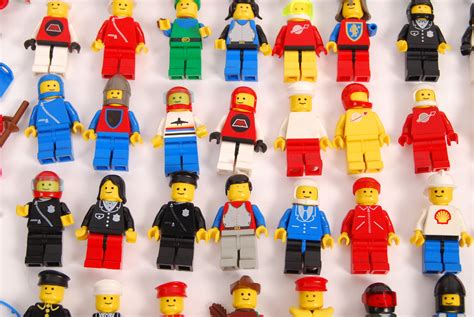a large collection of some 100 assorted vintage 1980 s 90 s lego minifigures including space