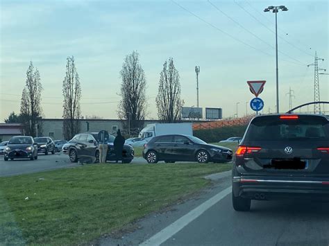 Incidente Alla Rotonda Code Su Viale Stucchi A Monza Prima Monza