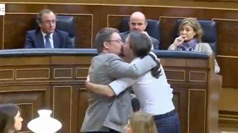 Le baiser enflammé du leader de Podemos au parlement espagnol