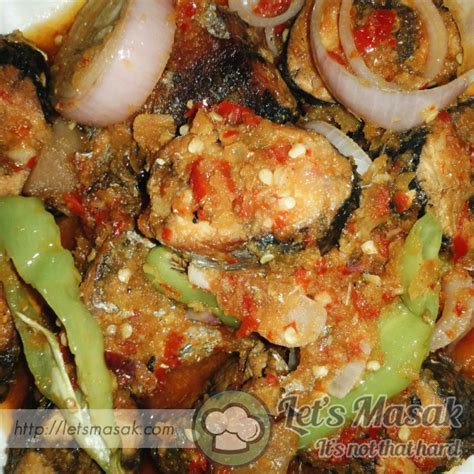 Sembari menunggu ikan yang sedang didiamkan, haluskan bumbu yang terdiri dari bawang merah, bawang putih, jahe, kunyit, cabai merah besar, cabai rawit. Ikan Tongkol Masak Sambal Recipe | LetsMasak
