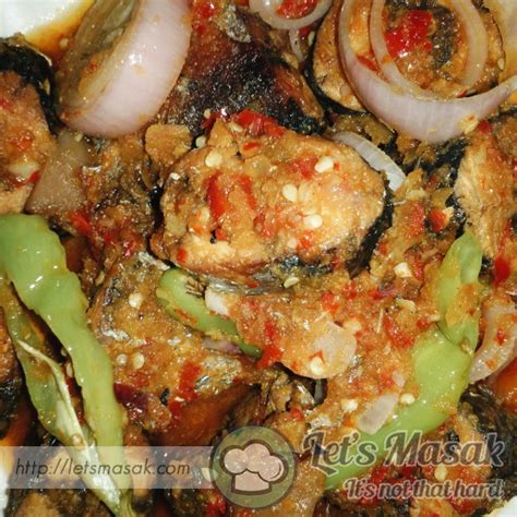 Masukkan ikan tongkol dan asam sunti, aduk rata, kecilkan api. Ikan Tongkol Masak Sambal Recipe | LetsMasak