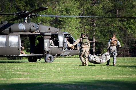 Us Army Rangers Load A Uh 60 Black Hawk Helicopter Nara And Dvids