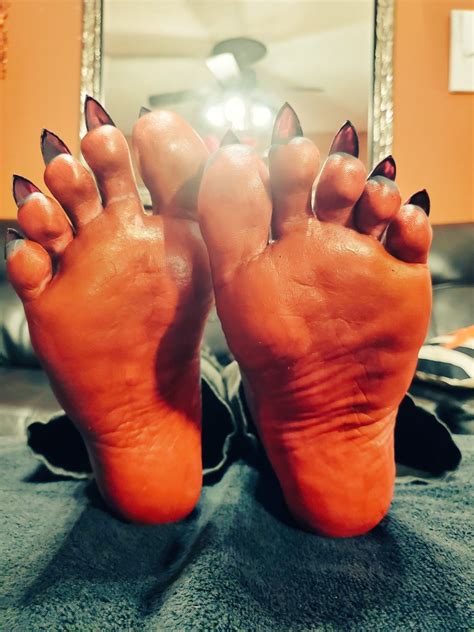 Kills With Feet On Twitter Do You Enjoy Being Down There And Staring Up At My Crimson Soles 😈