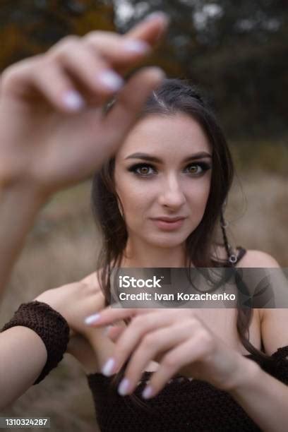 Potret Closeup Wanita Muda Dengan Tangan Menutupi Wajah Berdiri Di Taman Foto Stok Unduh