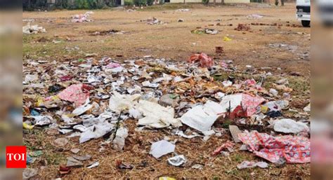 Site Near Savitri In Gk Turns Into Garbage Dump Delhi Lying Empty For Years Corporation Plot