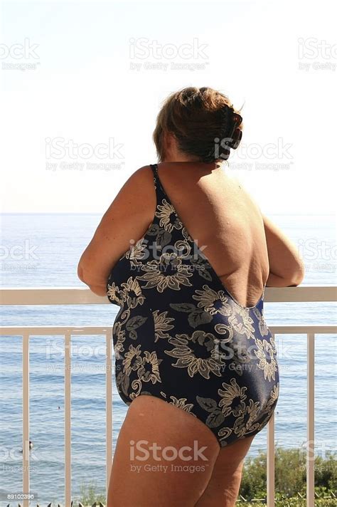 肥満女性 1人のストックフォトや画像を多数ご用意 Istock