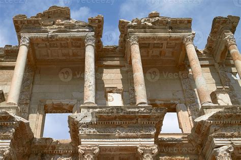 fachada de la antigua biblioteca de celso en Éfeso turquía 2419326 foto de stock en vecteezy