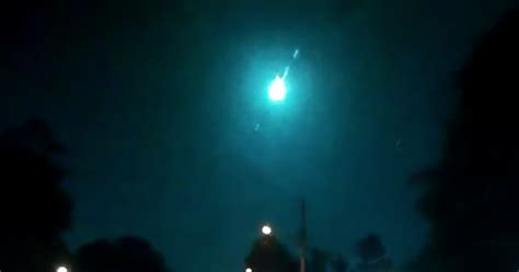 Meteor In Florida Large Green Meteor Lights Up The Night Sky Over