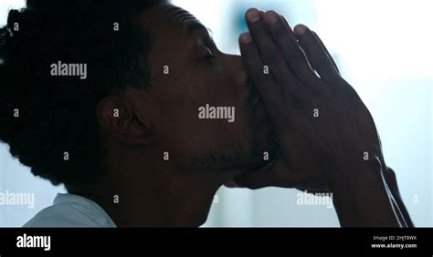 Hombre Negro Orando A Dios Silueta De La Persona Africana Buscando
