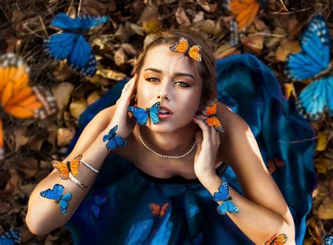 デスクトップ壁紙 屋外の女性 モデル 長い髪 自然 青い服 ブルネット 口を開ける ビューアを見て ネックレス バタフライ 神話 真珠 カーニバル 美しさ