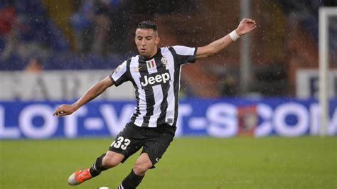 In the game fifa 21 his overall rating is 74. I Campioni d'Italia: Mauricio Isla - Juventus