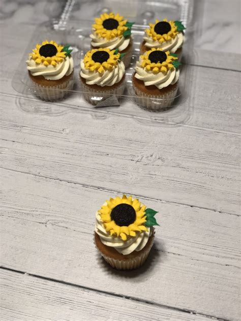 Make this gorgeous sunflower cupcake bouquet for that special someone. Buttercream Oreo Sunflower Cupcakes | #NeverDoneWithFun