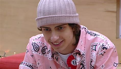 17/04/2021 puntata di questa sera su canale 5, amici di maria de filippi. Amici 2021, amore tra i banchi di scuola: compleanno ...