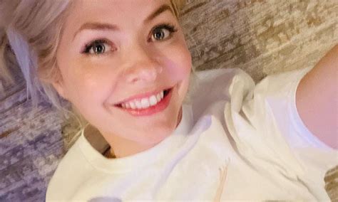 Holly Willoughby Enjoys A Relaxed Christmas Day With A Tipple And