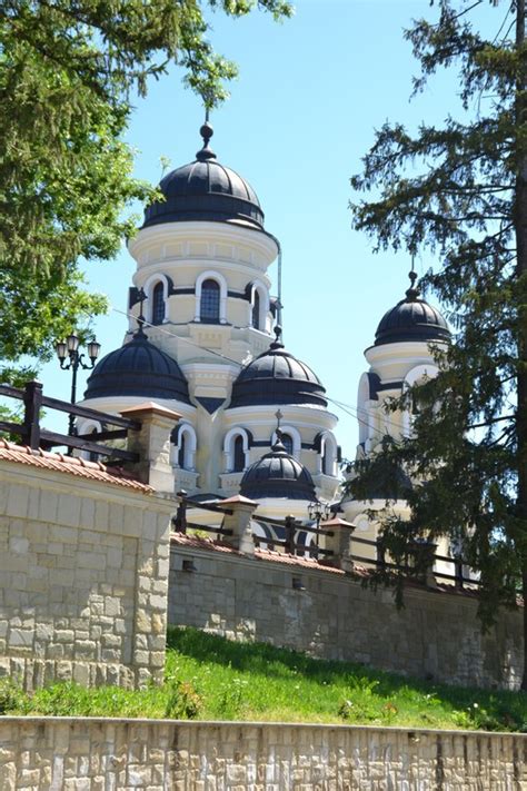 C Priana Il Monastero Moldavo Specchiato Su Un Lago Girosognando It