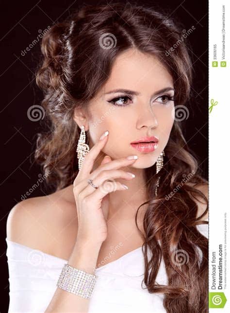 Jeune Mariée De Beauté. Belle Femme De Brune. Coiffure ...