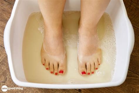 This Listerine And Vinegar Foot Soak Is Magic For Dry Heels Bain De