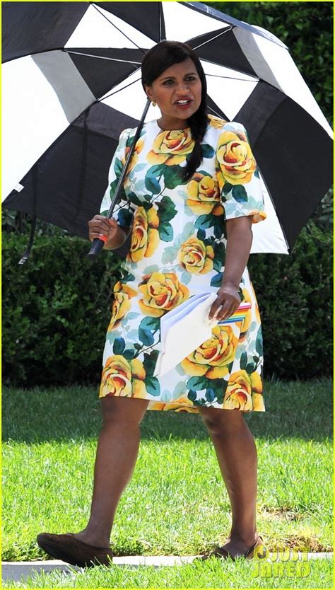 Photo Pregnant Mindy Kaling Films Mindy Project In A Floral Dress