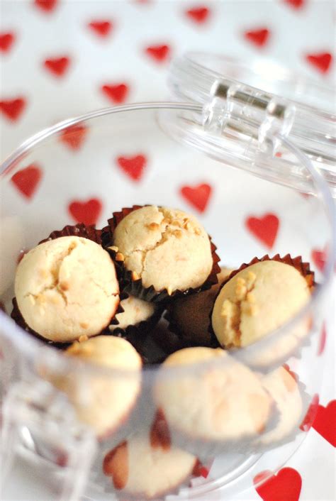 What is chinese new year without some baked goodies? Sweets and Loves: Almond Cookies for Chinese New Year