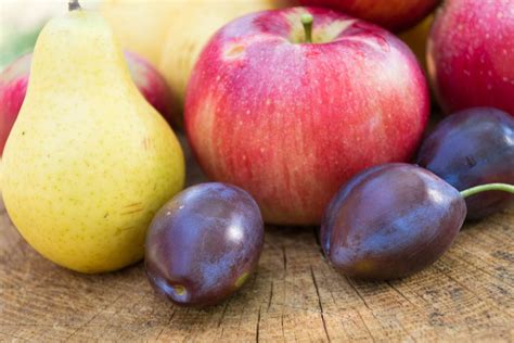 Jabłka, śliwki, gruszki to najpopularniejsze owoce w październiku (badanie) - Z innej skrzynki