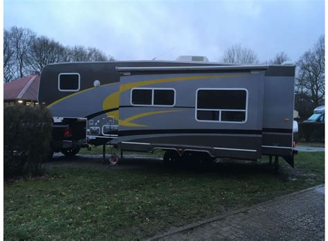 Zugfahrzeug — das zugfahrzeug ist das ziehende fahrzeug in einem gespann oder sattelzug. Sonstige Sonstige 330 als Pickup-Camper bei caraworld.de