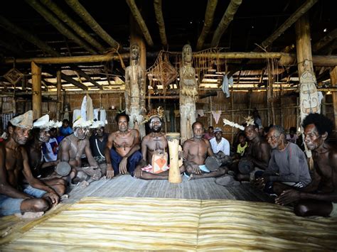 Menurut kepercayaan asli, kehidupan orang yang telah mati merupakan kelanjutan dari hidupnya di dunia ini. Mengenal Upacara Adat Ritual Kematian serta Ukiran Suku ...