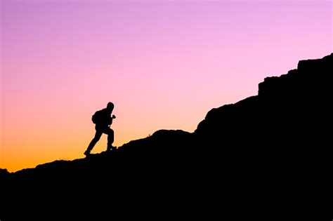 일몰 빛에 산을 등반 하는 남자의 실루엣 걷기에 대한 스톡 사진 및 기타 이미지 걷기 고독 부정적인 감정 표현 관광객