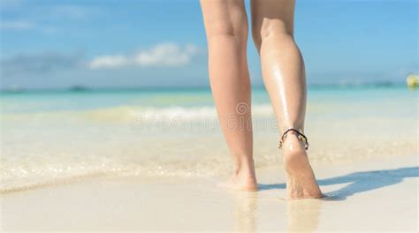 Beach Reisconcept Sexy Legs On Tropical Sand Beach Wandelende