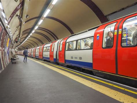 Porn Star Fined 1 000 For Filming Threesome On Tube In London