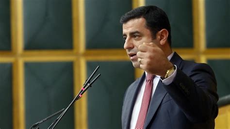 Ağır ceza mahkemesi'nde 'terör örgütü propagandası yapmak' suçundan verilen 4 yıl 8 ay hapis cezasını onadı. Selahattin Demirtaş'a hapis cezası