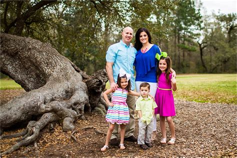 Signup to get the inside scoop from our monthly newsletters. 8 Tips on What to Wear for Spring Family Pictures