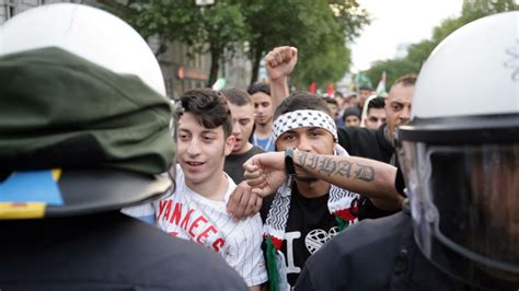 Israel und militante palästinenser setzen ihre kämpfe in der zweiten woche fort. Anti-Israel-Demos - Der Judenhass ist wieder da | Cicero ...