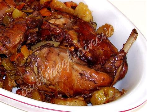 La ricetta del coniglio alla cacciatora con olive nere è uno dei piatti più popolari in italia, viene cucinato in quasi tutte le regioni, con molte varianti, per la sua semplicità ed economicità. Il Meglio in Cucina - Ricetta: Coniglio alla cacciatora