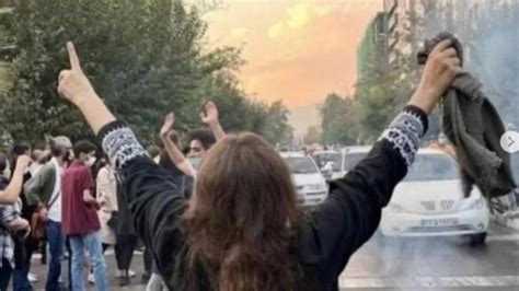 مہسا امینی ایران میں مظاہروں کے دوران 35 ہلاکتیں، مزید گرفتاریاں اسلامی کونسل کی ویب سائٹ ہیک