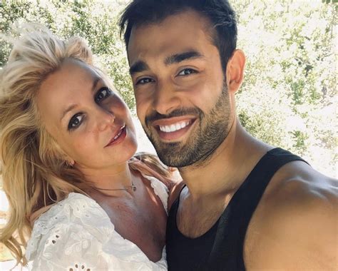 Britney Spears Marries A Custom Versace Dress That Took 700 Hours To