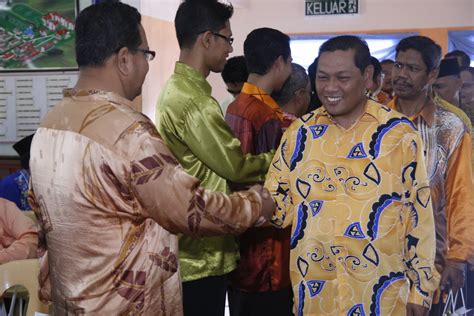 Gila kat smk convent teluk intan.walaupun sekolahnya kecik tp banyak kenangan pahit/manis kat sekolah ni dan sekarang aku adalah pelajar smk iskandar shah parit.best la jugak sekolah ni.mula2 je rasa boring takde kawan lama2 ok la.boleh tahan la jugak. YB Mohd Nizar Haji Zakaria: Menghadiri Majlis Hari ...