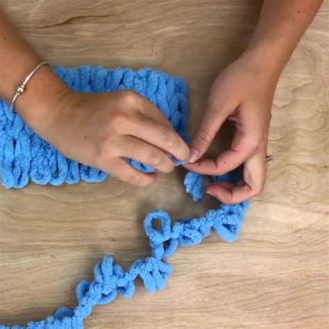 Introducing Loop It Yarn Finger Looping Fun With No Needles Or Hooks Required [video] Finger