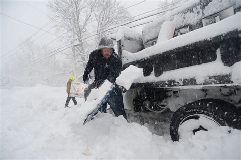 New York Snowstorm Parts Of Buffalo Buried 6 Feet Below Of Snow