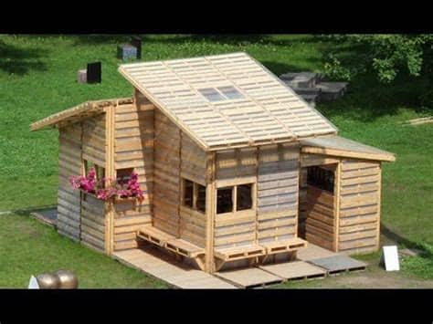 Nos encantan los muebles de palets, en especial las mesas. Como hacer casas con palets | Casa de palets, Casas hechas ...
