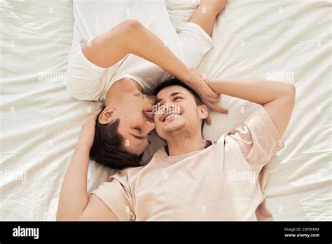 Schwule männer küssen sich Fotos und Bildmaterial in hoher Auflösung