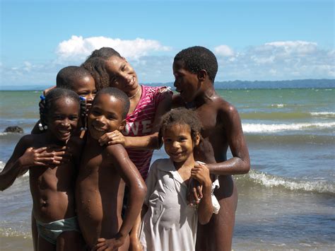 Fotos gratis playa mar Oceano persona gente vacaciones niño étnico familia divertido