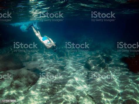 Wanita Pirang Yang Menarik Menyelam Di Laut Memakai Kacamata Snorkeling Dan Sirip Foto Stok
