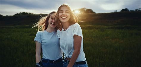 Wenn man den partner nach der trennung noch liebt, liegt es meist daran, dass die vertrautheit noch da ist. Meine erste Liebe war eine Frau | beziehungsweise