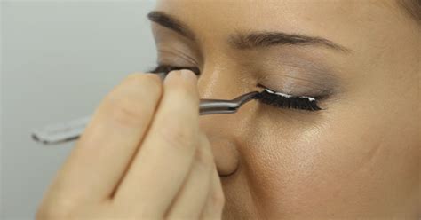 How To Apply False Eyelashes In A Step By Step Tutorial Video Metro News