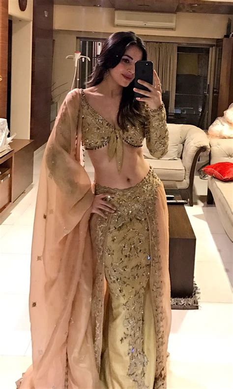 Beauty Galore Hd Shraddha Arya Displaying Her Super Slim Waist And