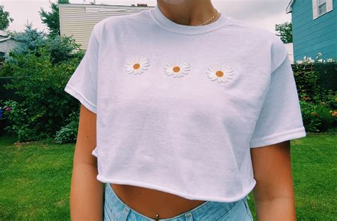 Daisy Cropped Tshirt Flower Crop Top Etsy In 2020 Crop Tshirt Aesthetic Shirts Crop Tops