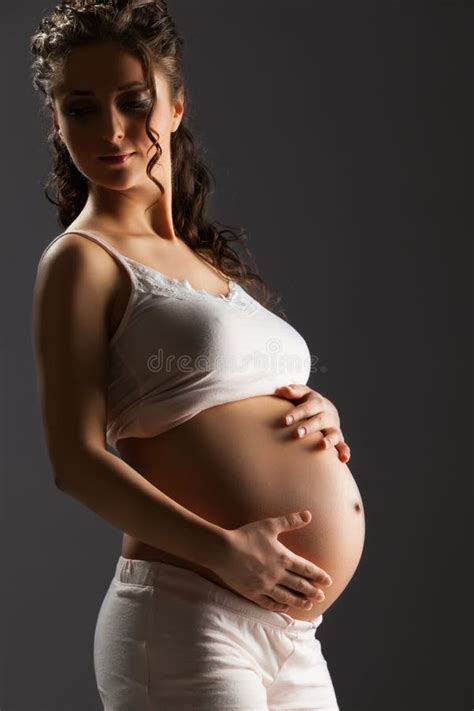 Gravid Kvinna Som Rymmer Hennes Mage Under Dag Bild Bild