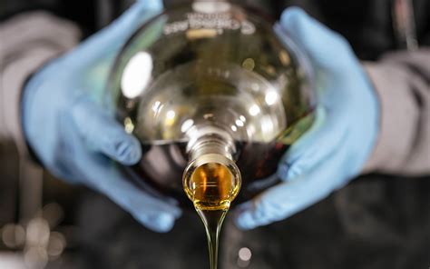 In Photos: Pouring Liquid Gold Cannabis Oil at Xtracted Labs | Leafly