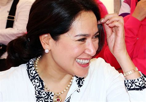 Kartika sari dewi soekarno menjemput jenazah suaminya, frits frederik seegers di rsud bali mandara, senin 8 februari 2021, pukul 12.30 wita. 5 Anak Presiden dan Wapres yang Gak Tergiur Politik