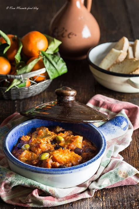 Nel napoletano, dove sono molto diffusi. Baccalà in umido con olive e capperi | Ricette, Cibo ...